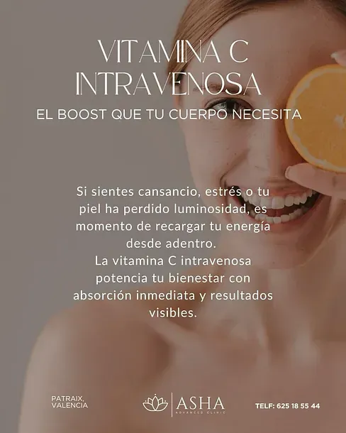 Una mujer sostiene una rodaja de naranja delante de su ojo.