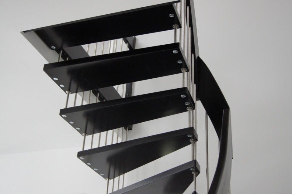 Moderne Bolzentreppe in Schwarz mit Handlauf