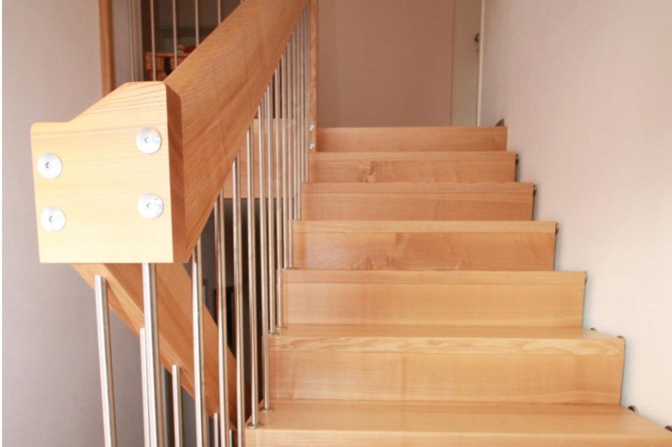 Moderne Bolzentreppe aus Holz