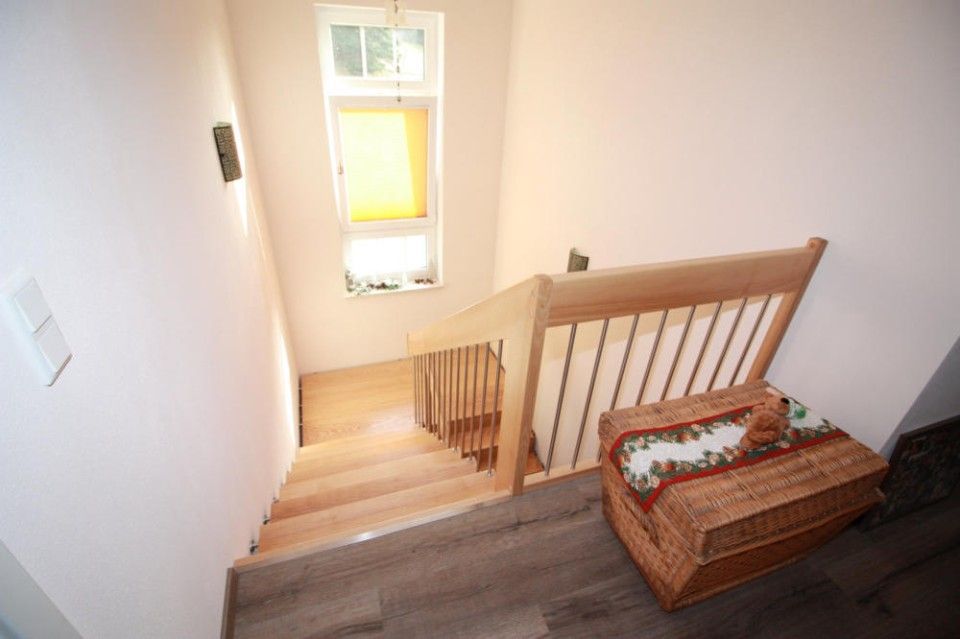 Moderne Bolzentreppe aus Holz