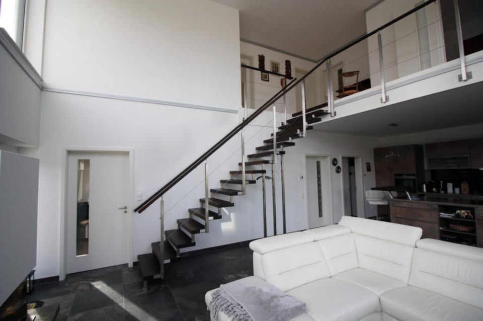 Moderne Bolzentreppe in Schwarz mit Handlauf