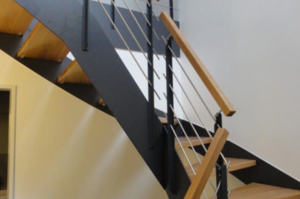 Moderne Treppe aus Holz und Stahl