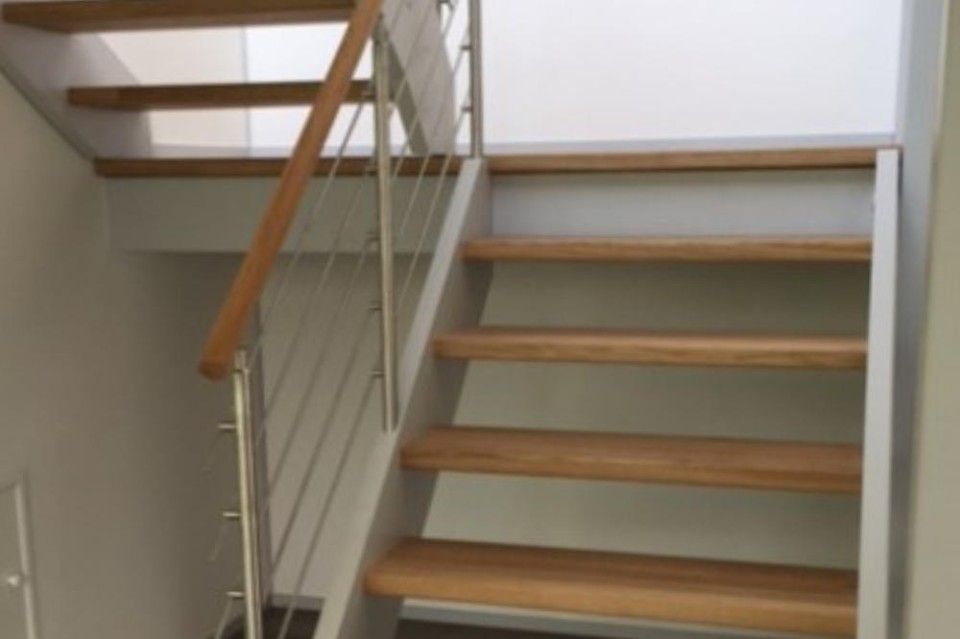 Moderne Treppe aus Holz mit Edelstahl-Geländer