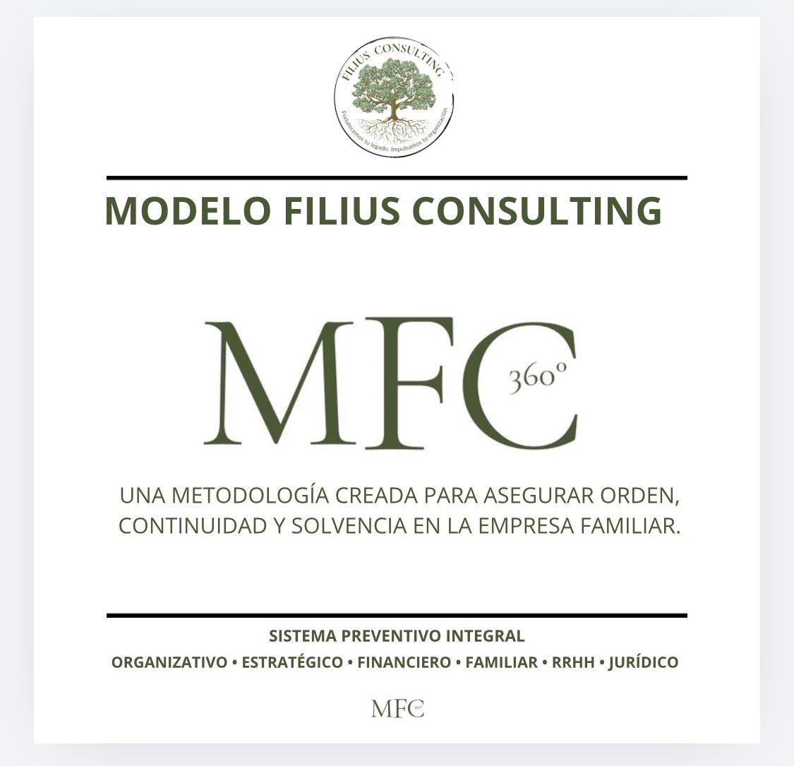 Mujer y hombre en una reunión, hombre escribiendo en un bloc de notas, tazas y un teléfono sobre la mesa de una cabina.