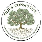 Logotipo circular: &aacute;rbol con ra&iacute;ces, "Filius Consulting" arriba, lema: "Fortalecemos tu legado. Impulsamos tu organizaci&oacute;n".