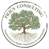 Logotipo circular: &aacute;rbol con ra&iacute;ces, "Filius Consulting" arriba, lema: "Fortalecemos tu legado. Impulsamos tu organizaci&oacute;n".