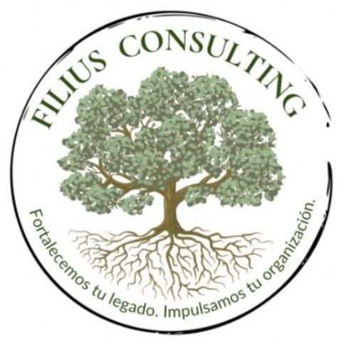 Logotipo circular: &aacute;rbol con ra&iacute;ces, "Filius Consulting" arriba, lema: "Fortalecemos tu legado. Impulsamos tu organizaci&oacute;n".