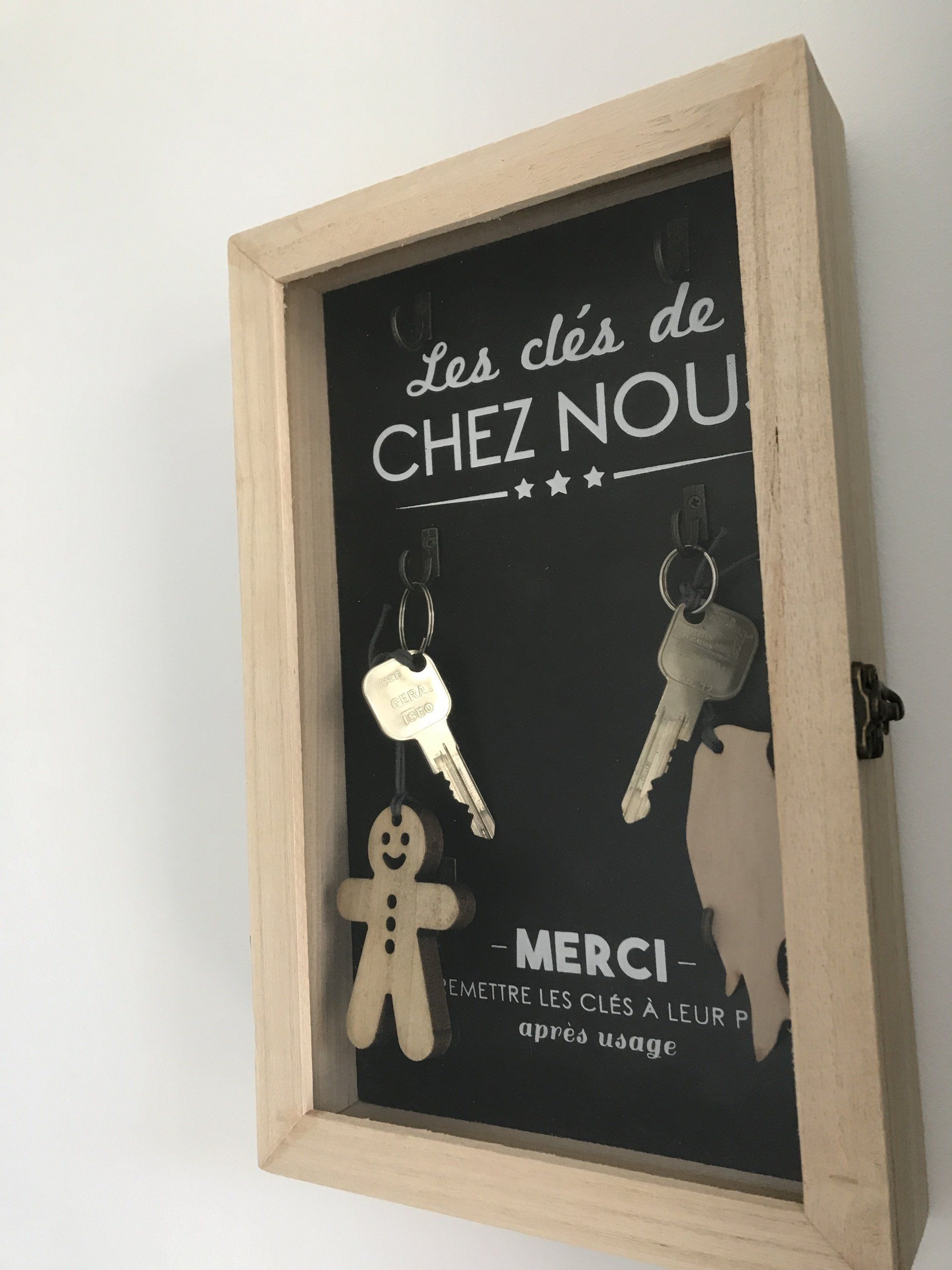 Porte-clés tableau noir avec texte français et clés suspendues dans un cadre en bois clair