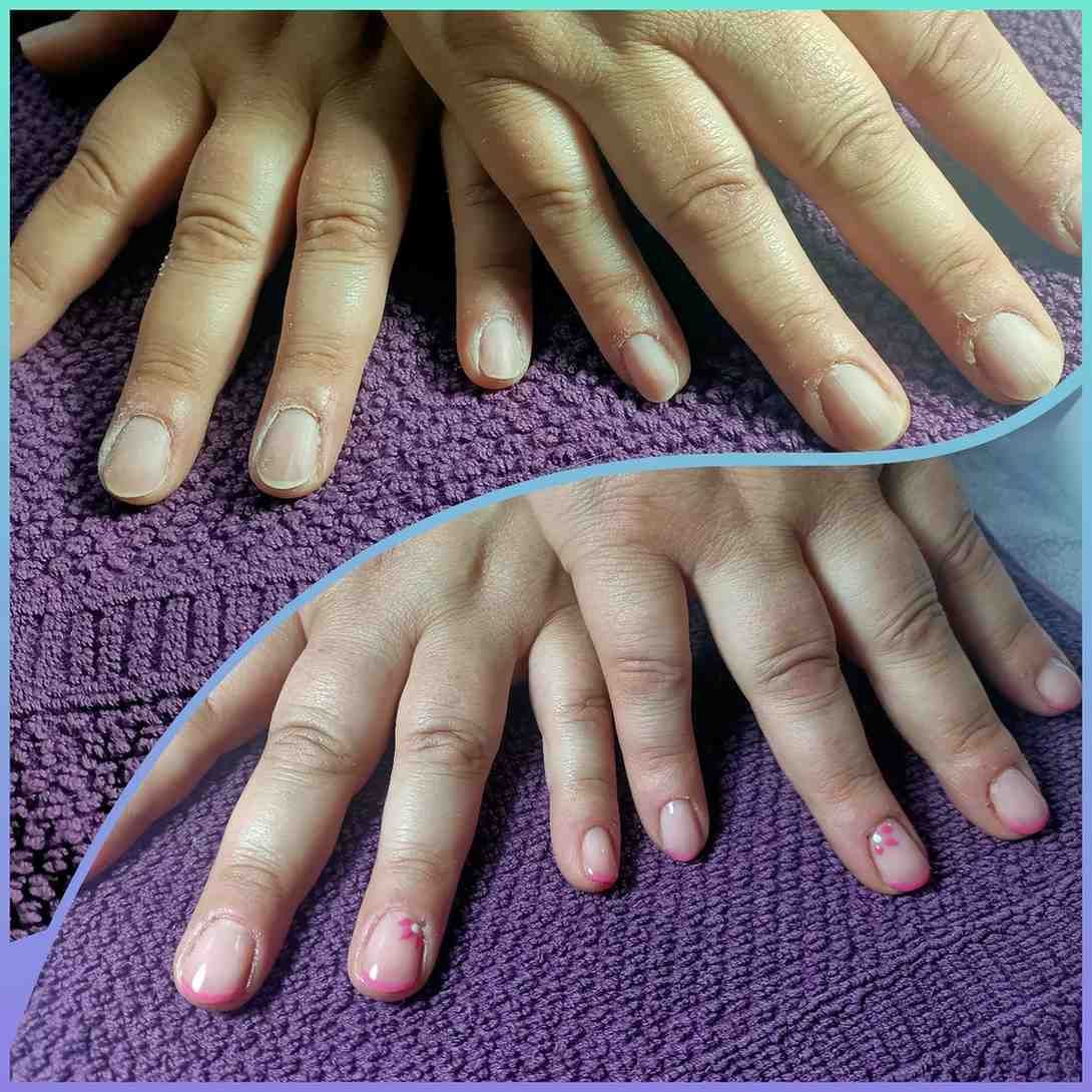 Dos manos antes y después de una manicura con esmalte de uñas rosa sobre una toalla morada.