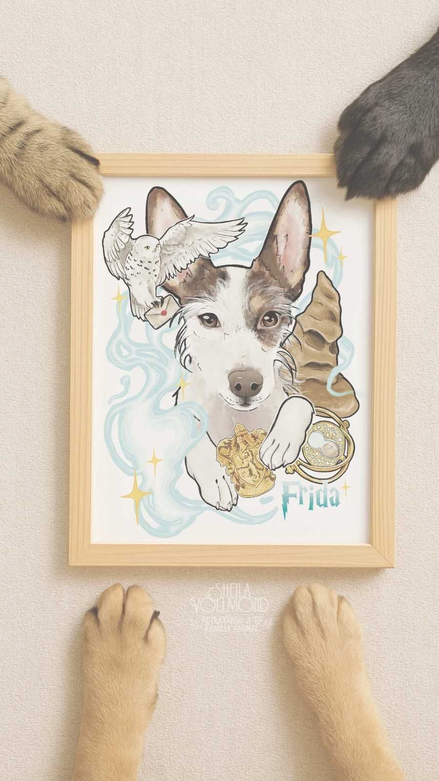 Retrato de perro en un marco de madera, sujeto por las patas. El perro tiene un búho y otros elementos celestiales.