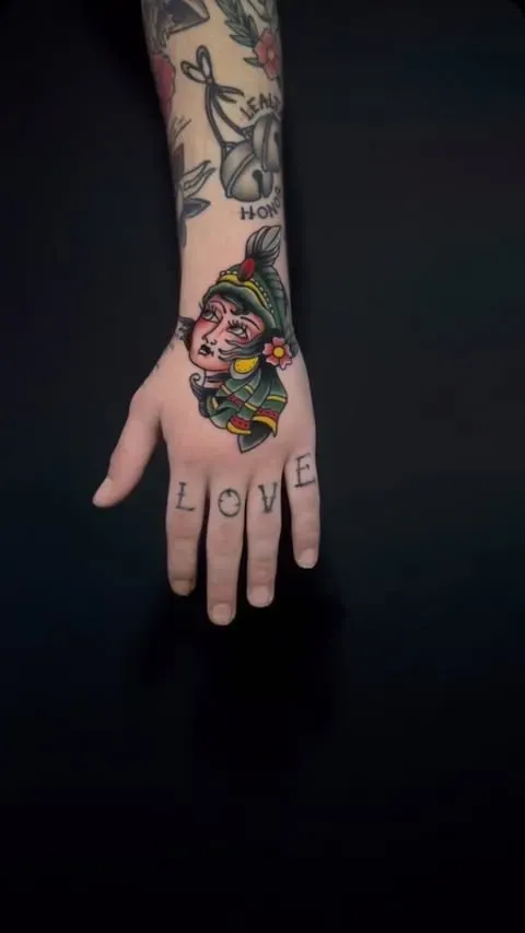 Tatuaje en la mano con la palabra 