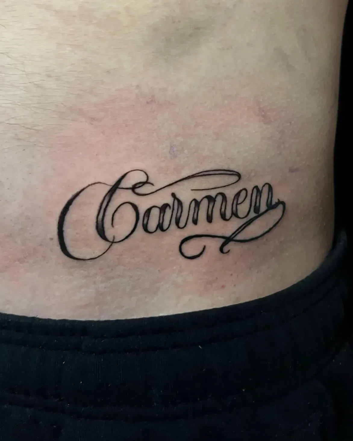 Tatuaje en el abdomen inferior de una persona, dice 