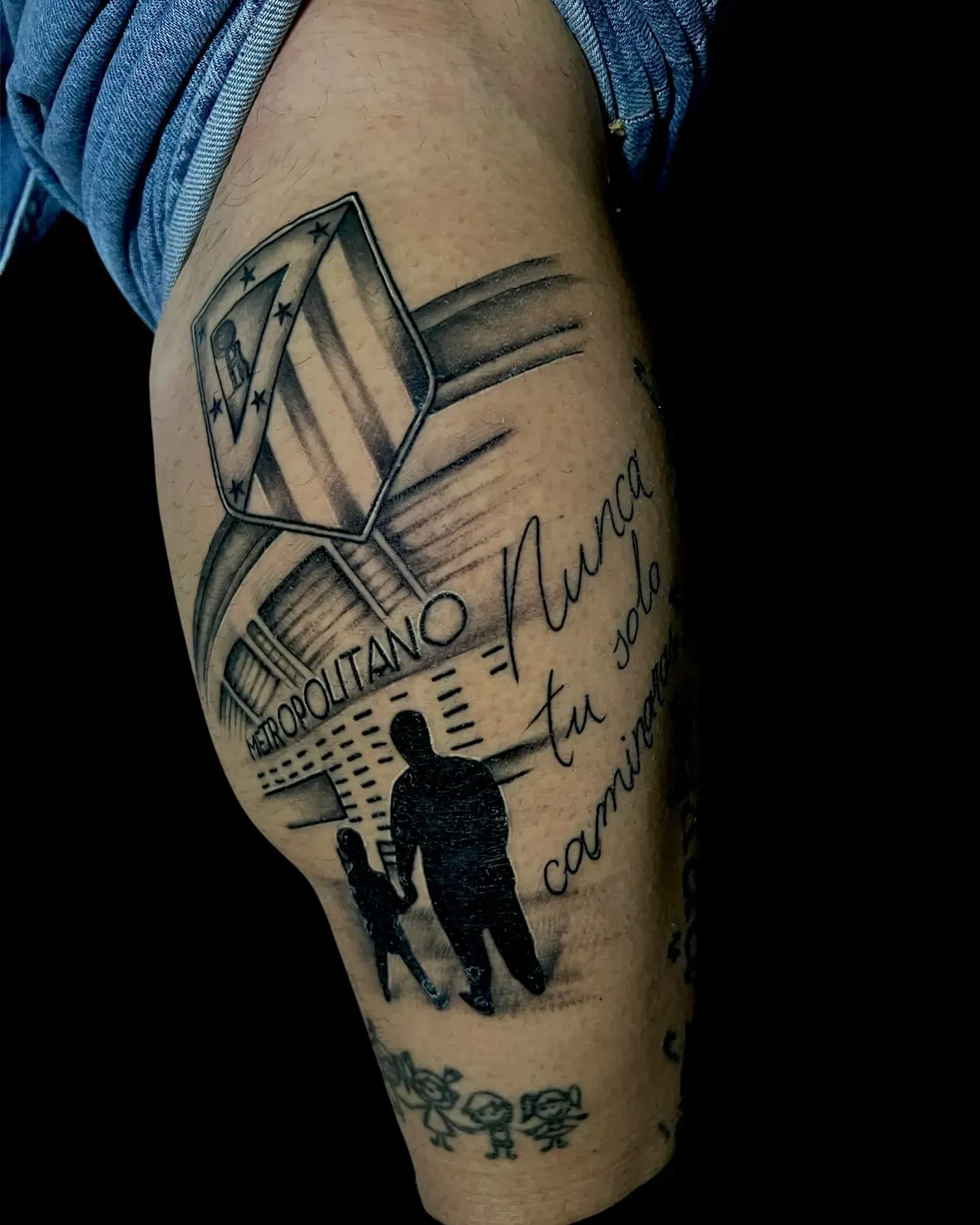 Tatuaje en el muslo: letrero 