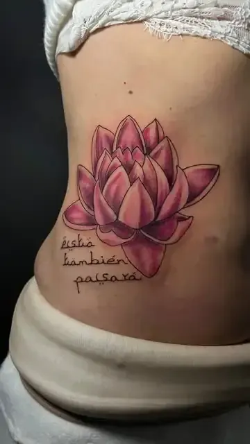 Tatuaje de contorno negro de un abanico plegable con flores de cerezo en rojo en un brazo.