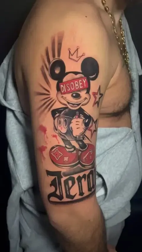 Tatuaje de Mickey Mouse con gafas 