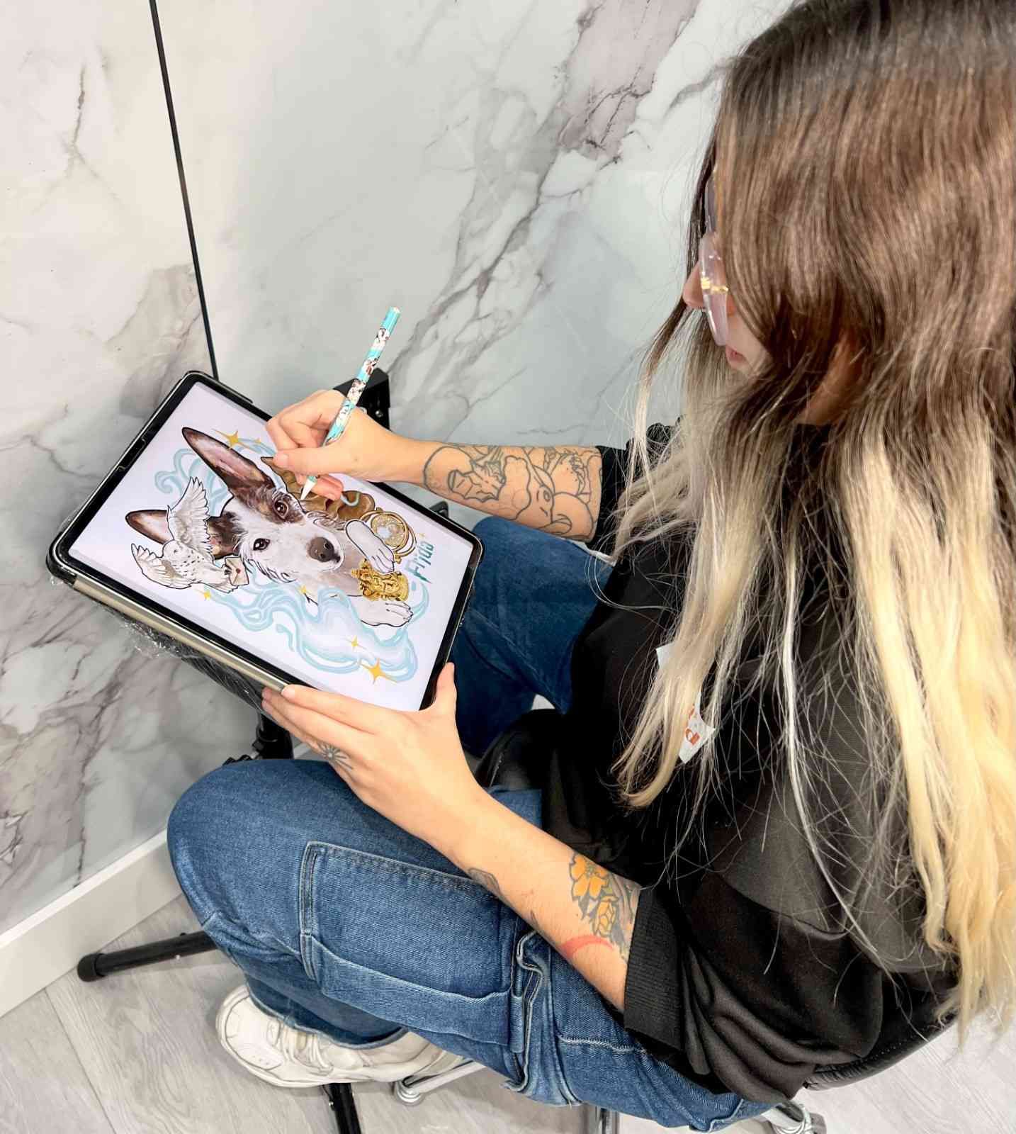 Mujer con polar estampado, haciendo el signo de la paz, de pie frente a una pared de mármol.