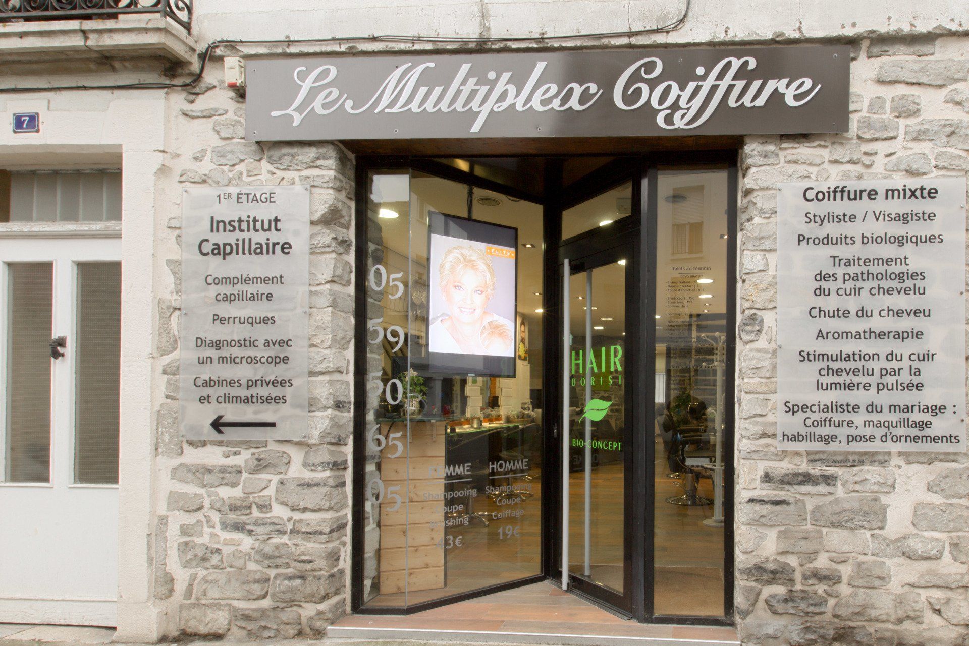 Entrée du salon de coiffure