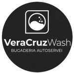 Logo circular negro de VeraCruzWash con ícono de lavadora y texto “BUGADERIA AUTOSERVEI”