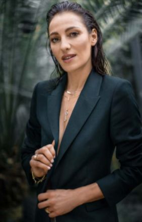 Frau in Blazer mit Schmuch