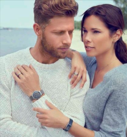 Mann und Frau mit Armbanduhren