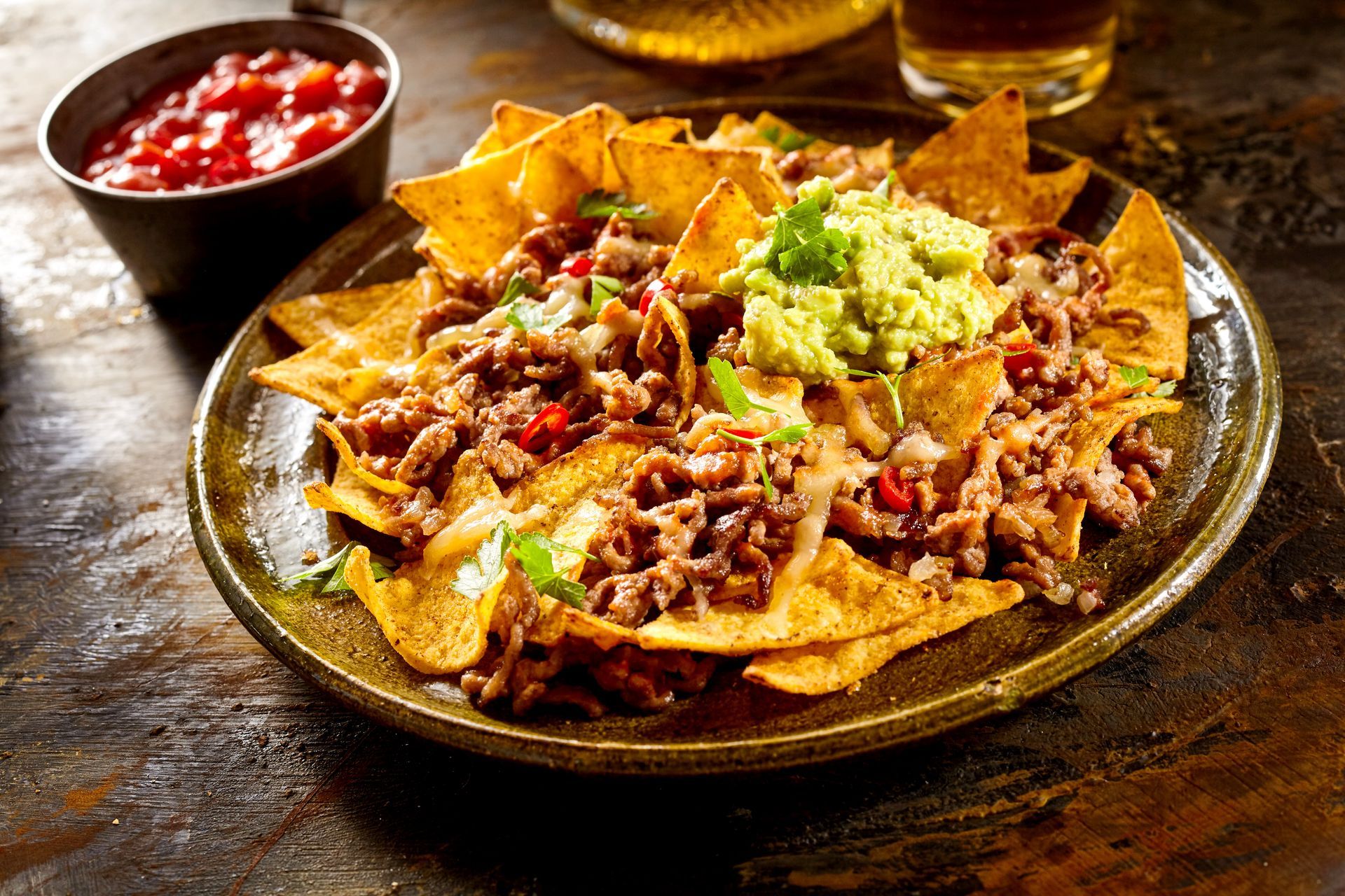 Plat de nachos avec guacamole