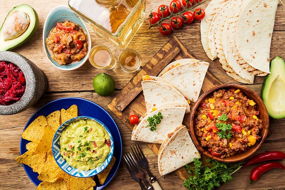 Différents plats mexicains : nachos, burritos, tacos