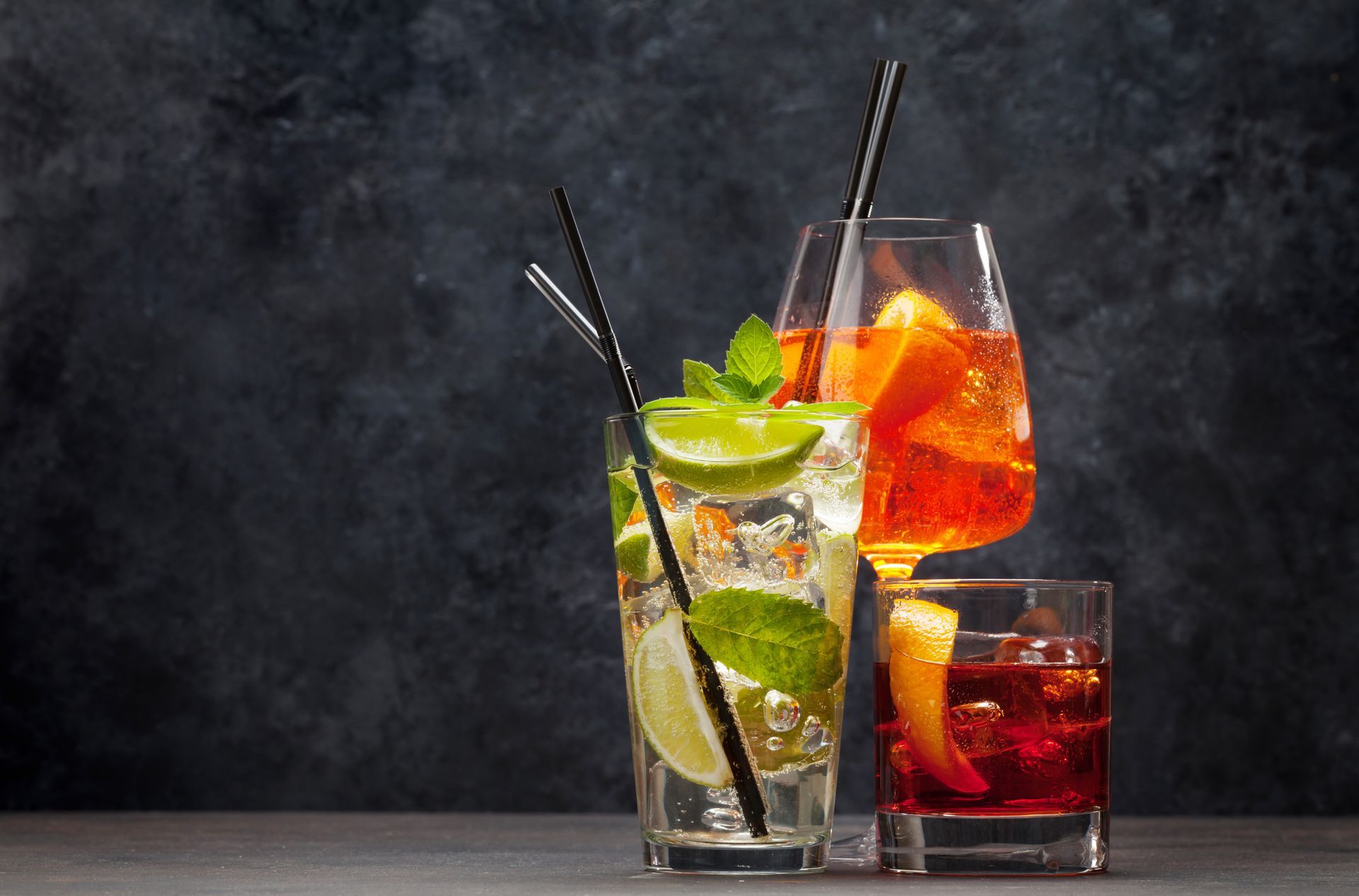 Trois différents cocktails dans trois verres singuliers