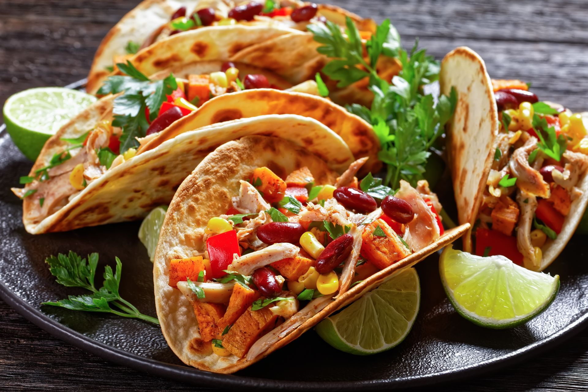 Tacos avec du poulet et des légumes