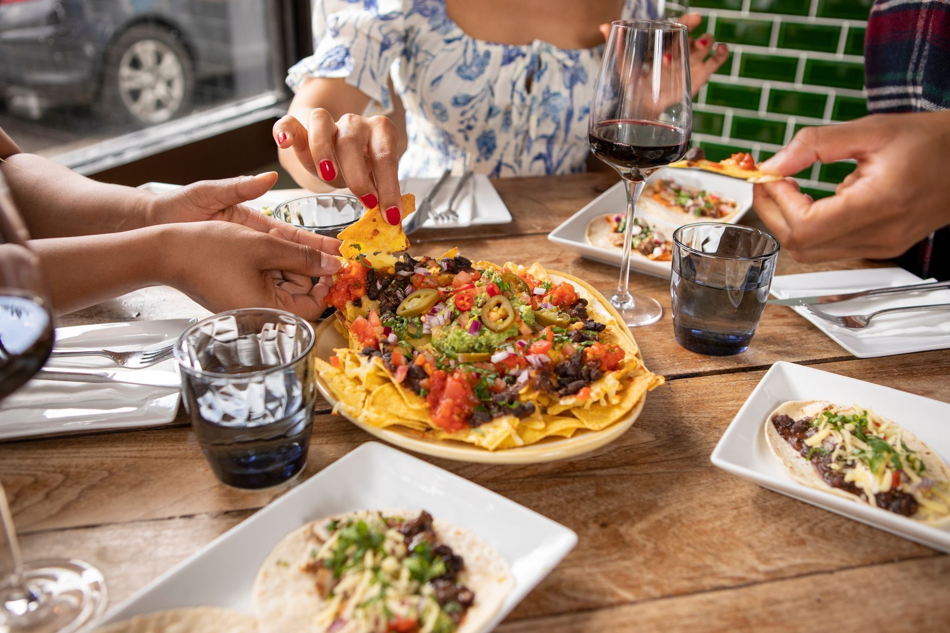 Des personnes savourent des tapas dans une atmosphère chaleureuse et conviviale.