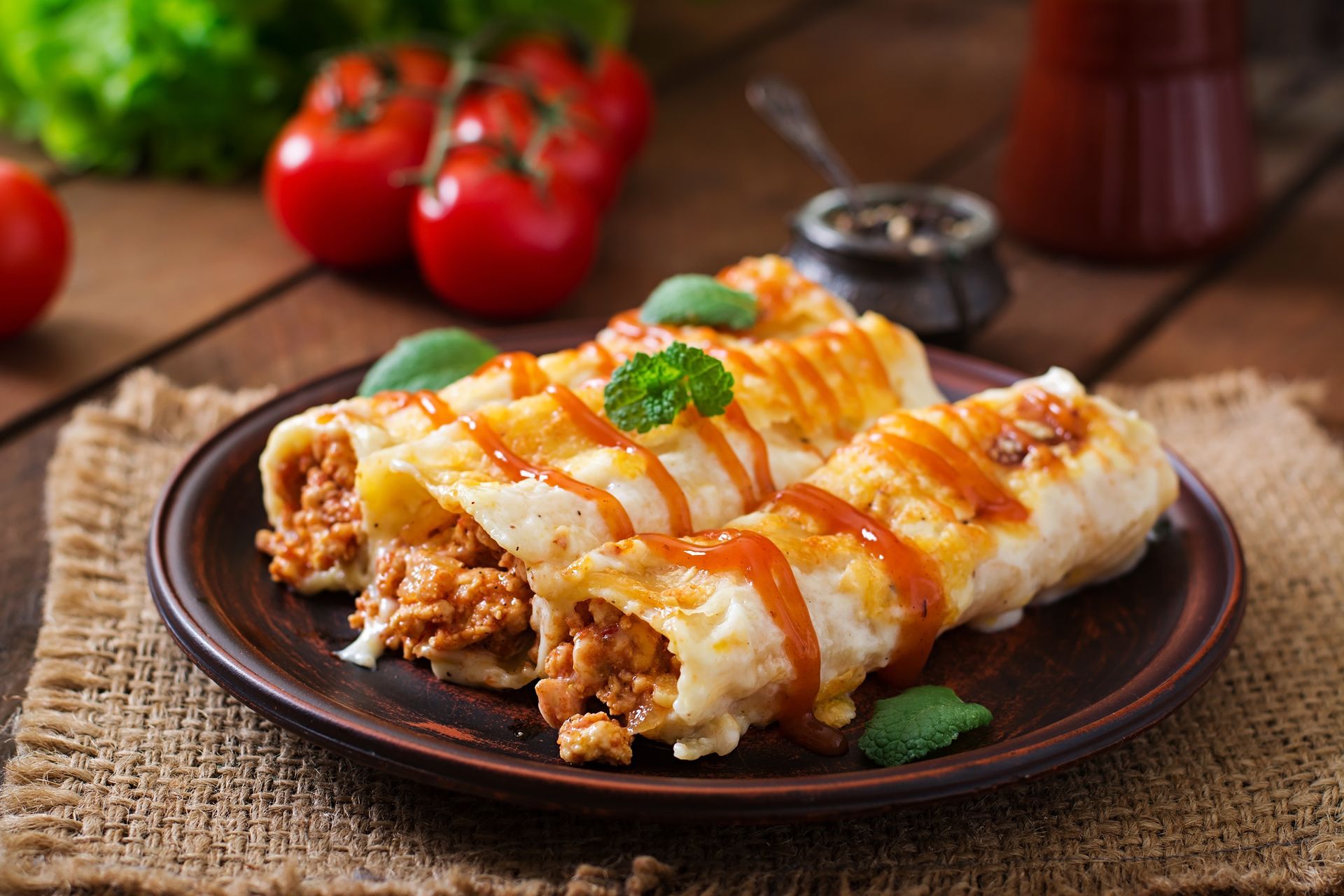 Une assiette de savoureuses spécialités à déguster.