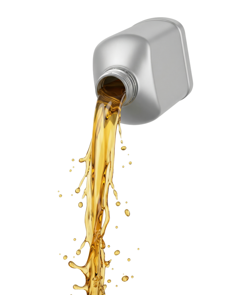 Une bouteille argentée inclinée verse un liquide doré sur fond blanc