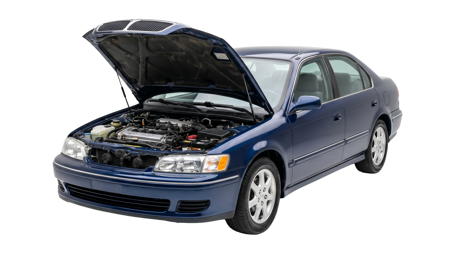Berline bleue avec le capot ouvert, laissant apparaître le compartiment moteur sur fond blanc