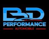 Logo B&D Performance Automobile en bleu et rouge sur fond noir