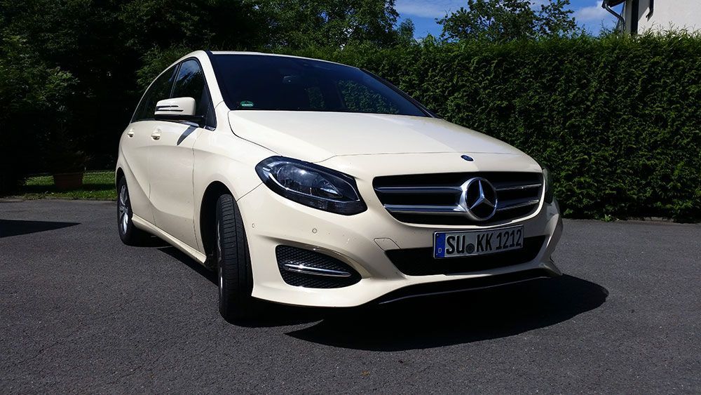 Ein weißer Mercedes Benz steht auf einem Parkplatz