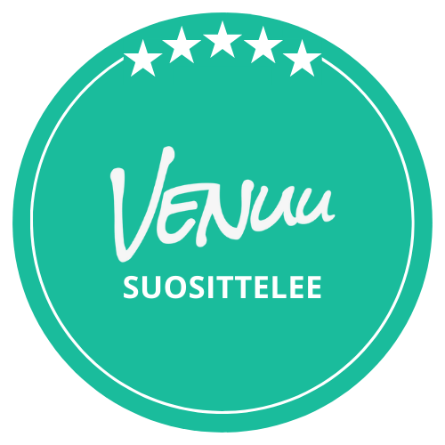 Turkoosi pyöreä rintamerkki, jossa viisi valkoista tähteä ja teksti ”Venuu suosittelee”