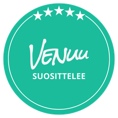 Turkoosi pyöreä rintamerkki, jossa viisi valkoista tähteä ja teksti ”Venuu suosittelee”