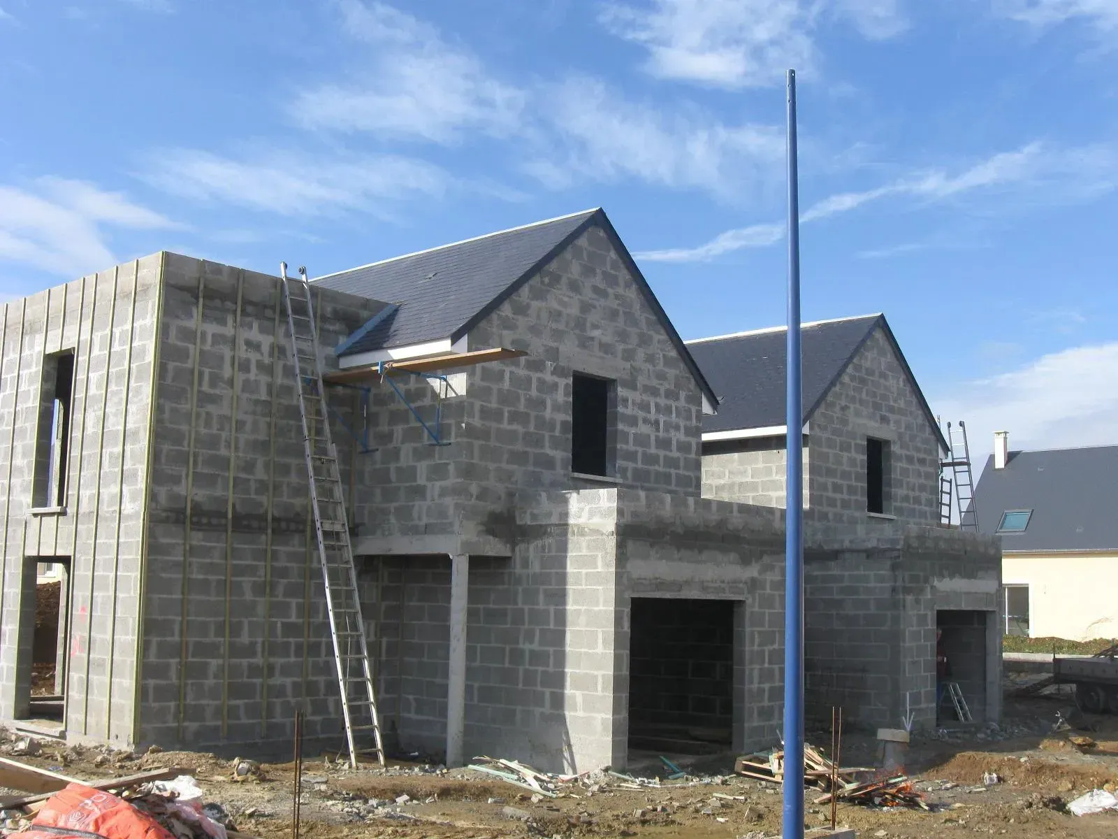 Travaux de couverture dans un chantier de construction