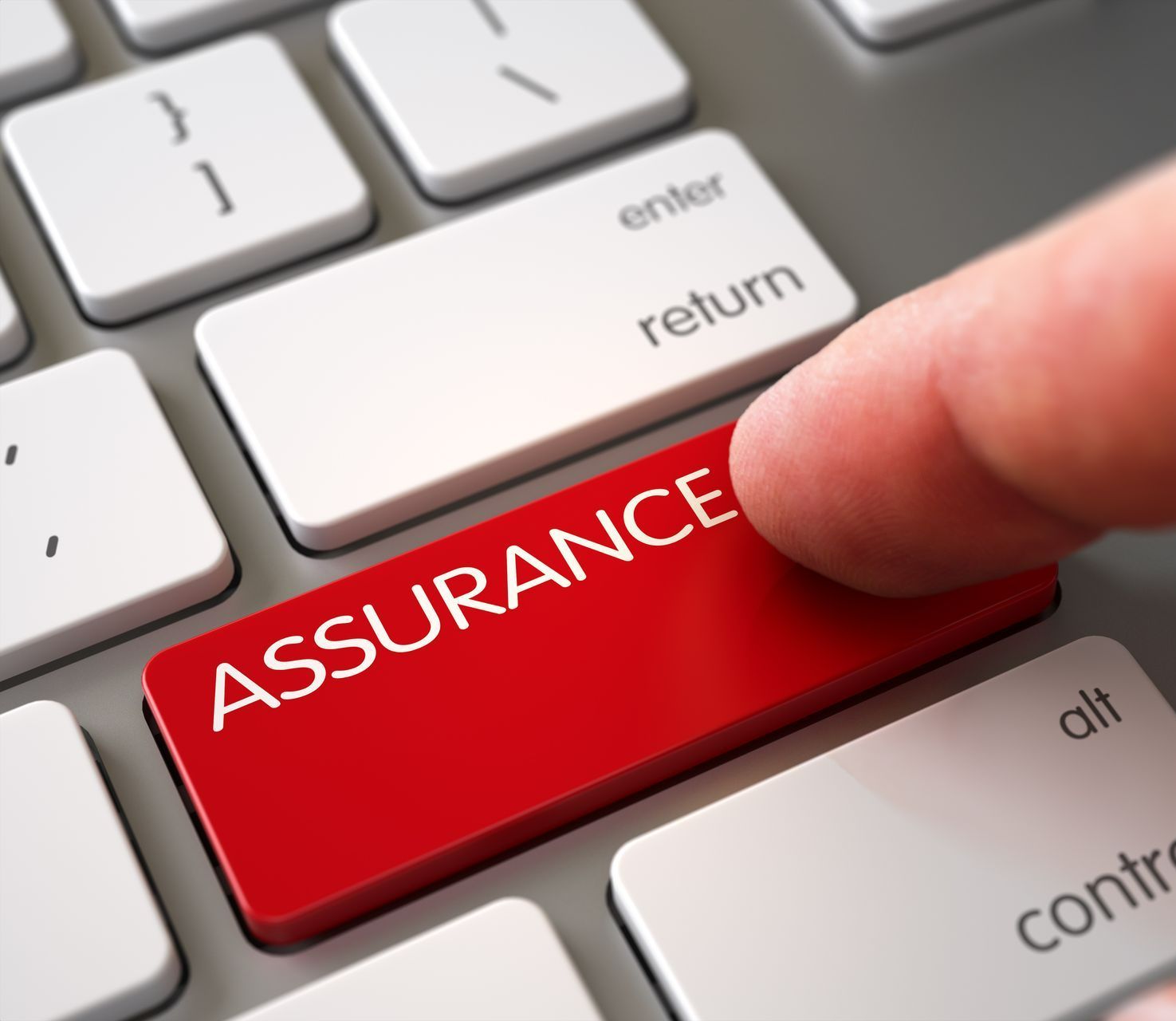 Un doigt cliquant sur la touche : assurance