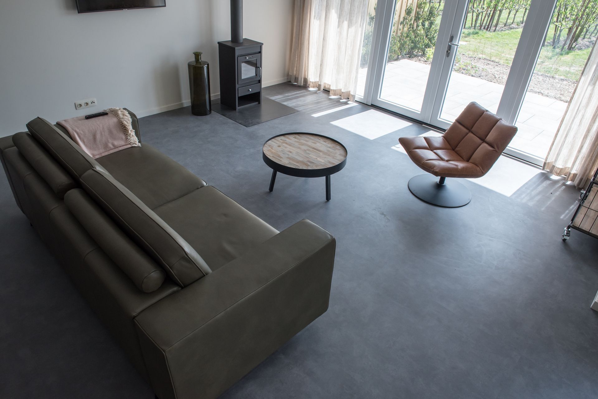 Du mobilier sur un sol souple de couleur grise