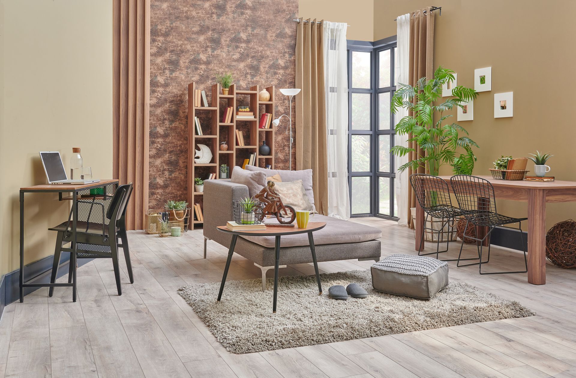 Du mobilier devant les murs peints