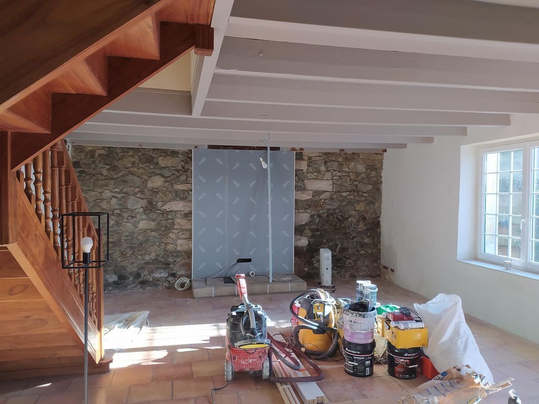 Des outils dans une pièce pour une rénovation