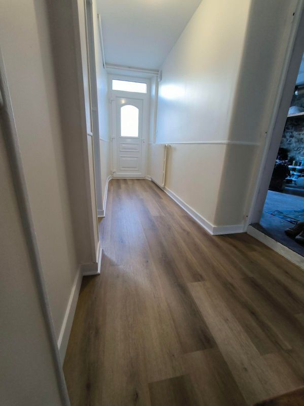 Un parquet dans le couloir d'entrée d'une maison