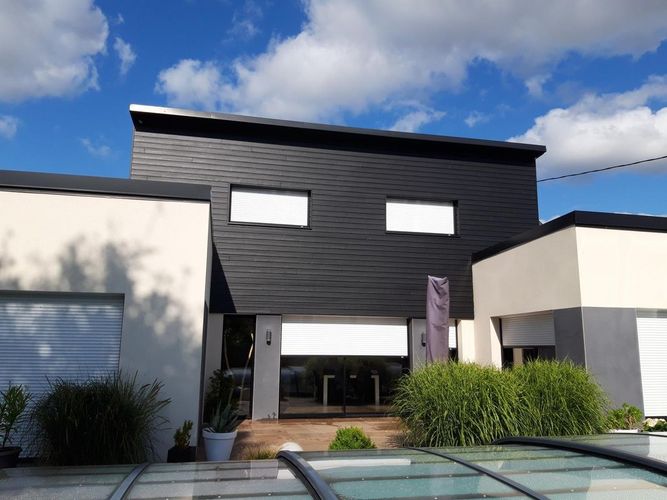 Une toiture en ardoise repeinte en couleur foncée
