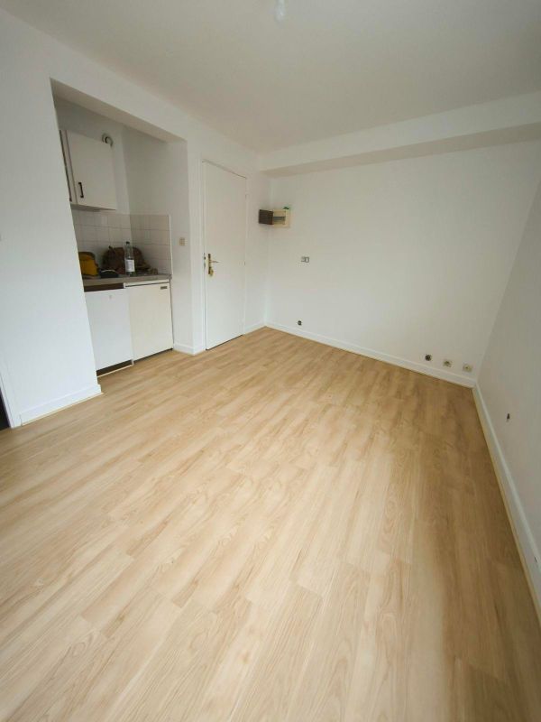 Du parquet flottant dans la pièce principale