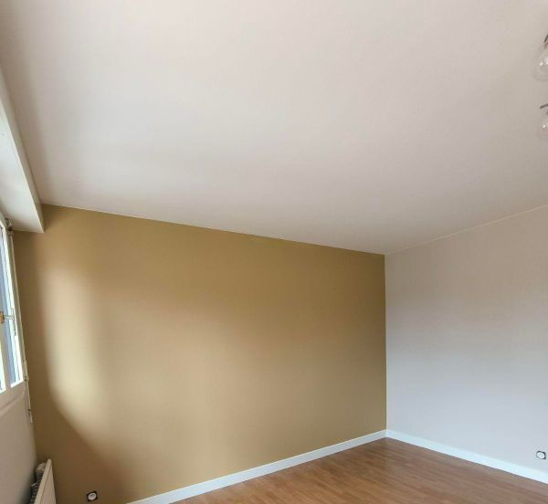 Un mur peint en couleur beige