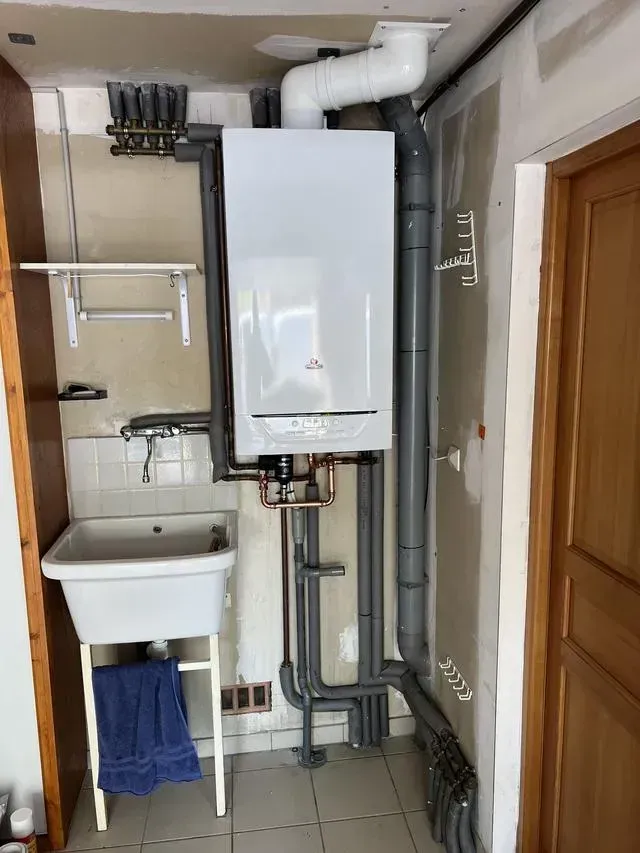 Une chaudière montée au mur