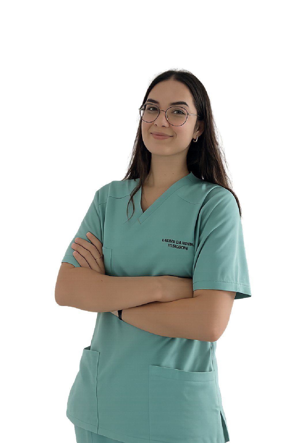 Persona con uniforme médico de color verde azulado, con los brazos cruzados, de pie sobre un fondo blanco.