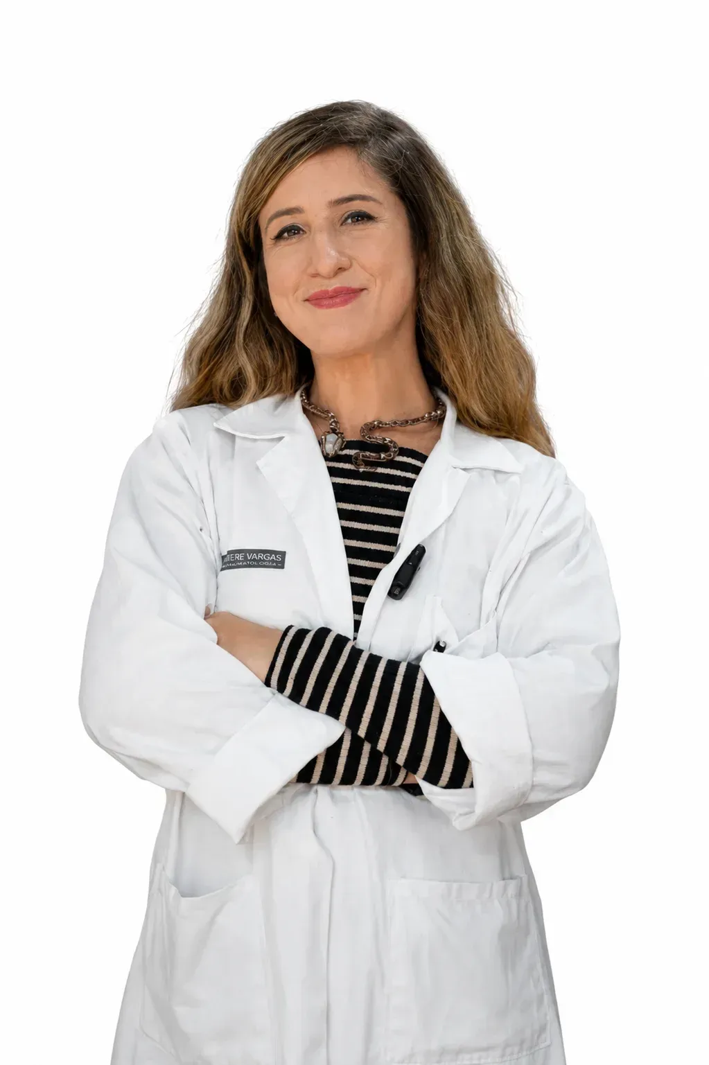 Persona con bata blanca de laboratorio, con los brazos cruzados, de pie sobre un fondo blanco.