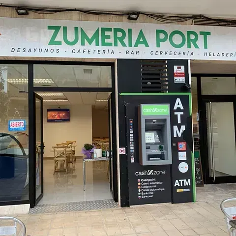 Un escaparate con un cartel que dice puerto zumeria