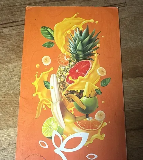 Una pintura de un plátano, piña, pomelo y otras frutas sobre un fondo naranja.
